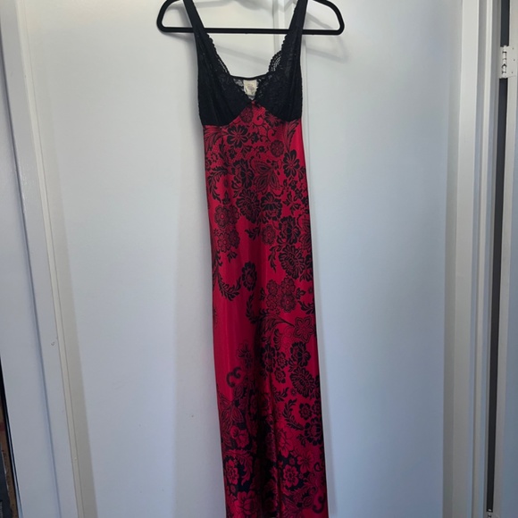 In Bloom (S) maxi sleep dress in red & black satin. - Picture 5 of 16
